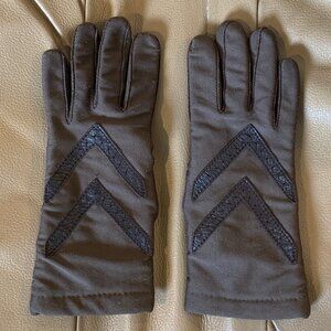 ONE PAIR OF BROWN ISOTONER GLOVES, ONE SIZE, EUC